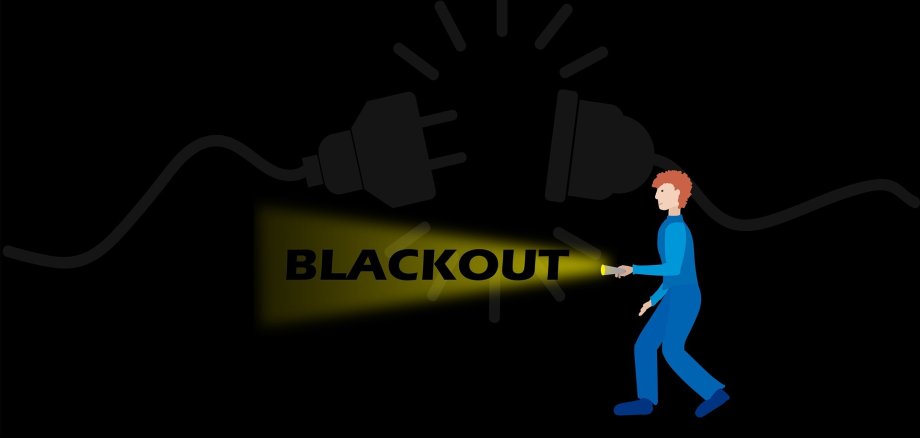 Gezogener Stecker, Person mit Taschenlampe, Schriftzug "Blackout" im Lichtkegel